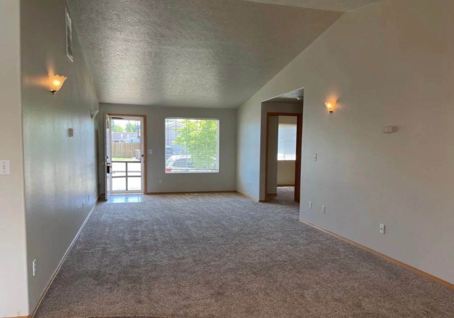 Beautiful Single Level 3/2 Charming NW Albany Duplex – photo 2
