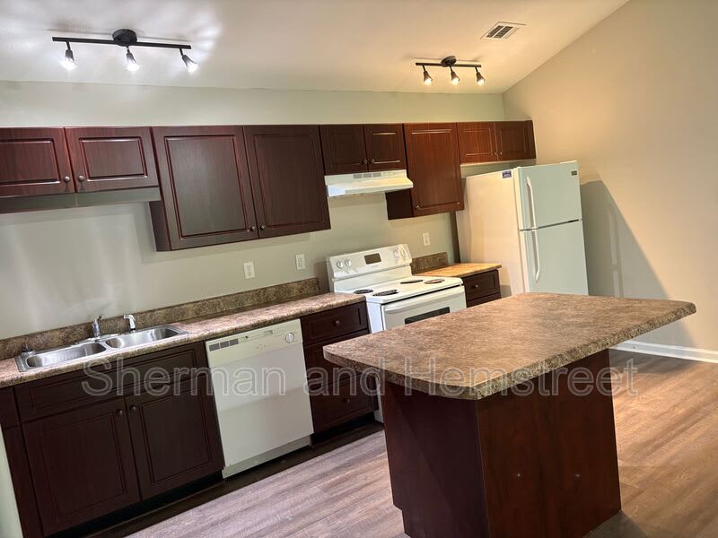 3101 London Court, Apt 204 – photo 3