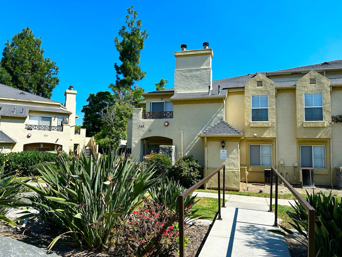 Lovely Spacious Eastlake Condo – photo 1