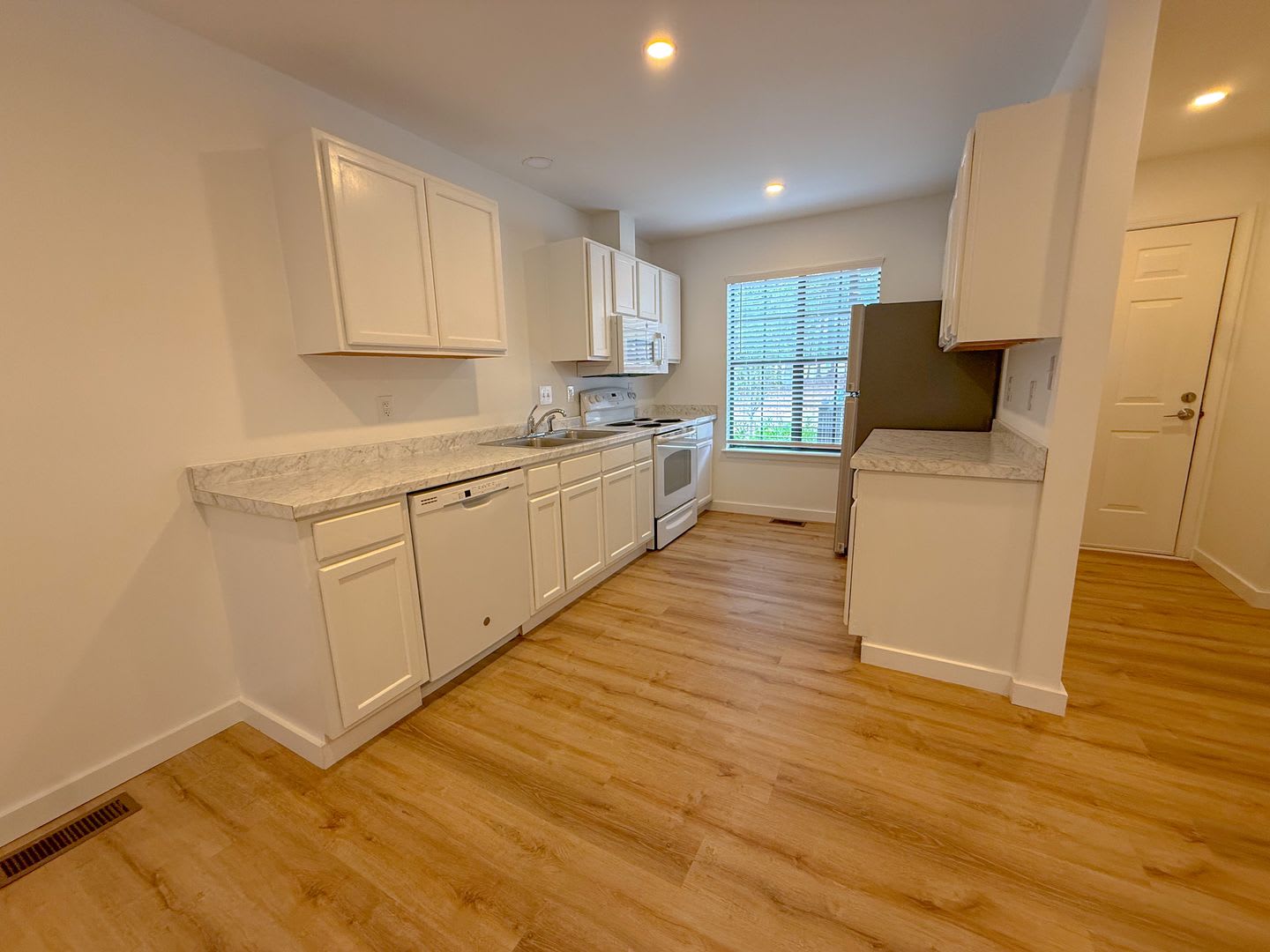 Welcome To This Beautifully Updated 2 Bedroom 2 5 Bath Lakeside Condo In The Highly Sought After Oaks Of Avent Ferry Community – photo 3