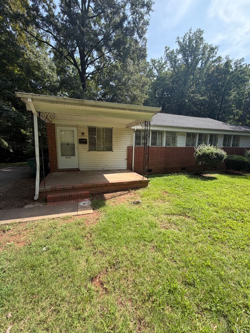 7 minutes away from Bank of America Stadium!! Move in Ready – photo 1