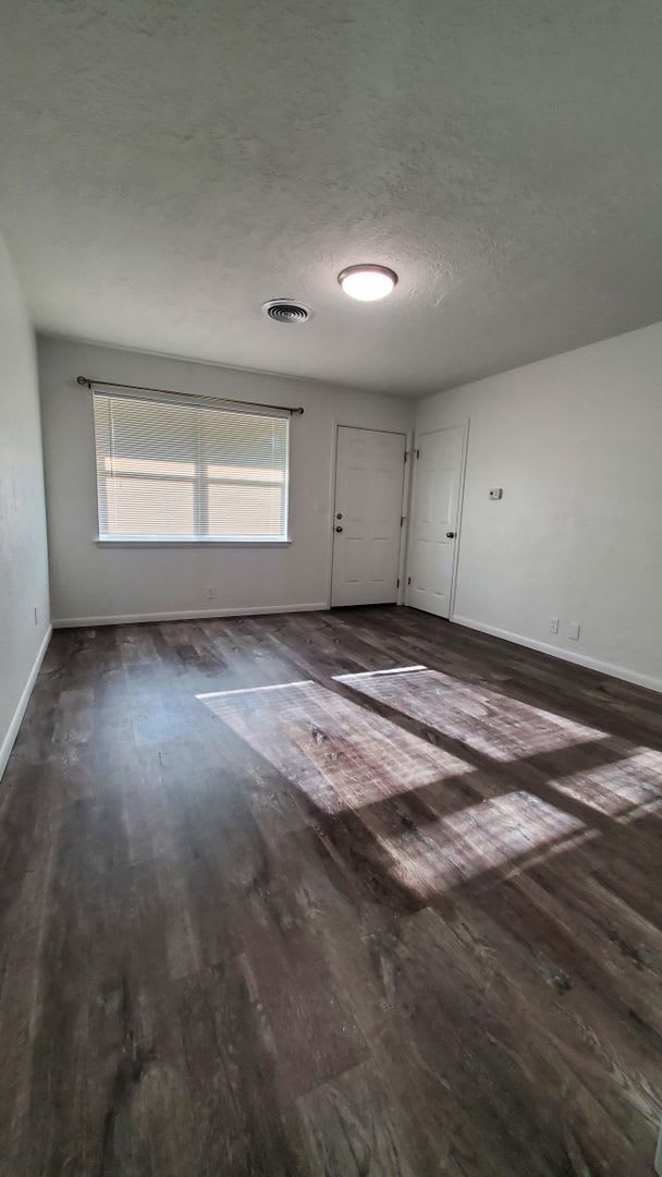(2) Bed/(1) Bath Updated and Located just East of Campus Avail 8/11! – photo 2