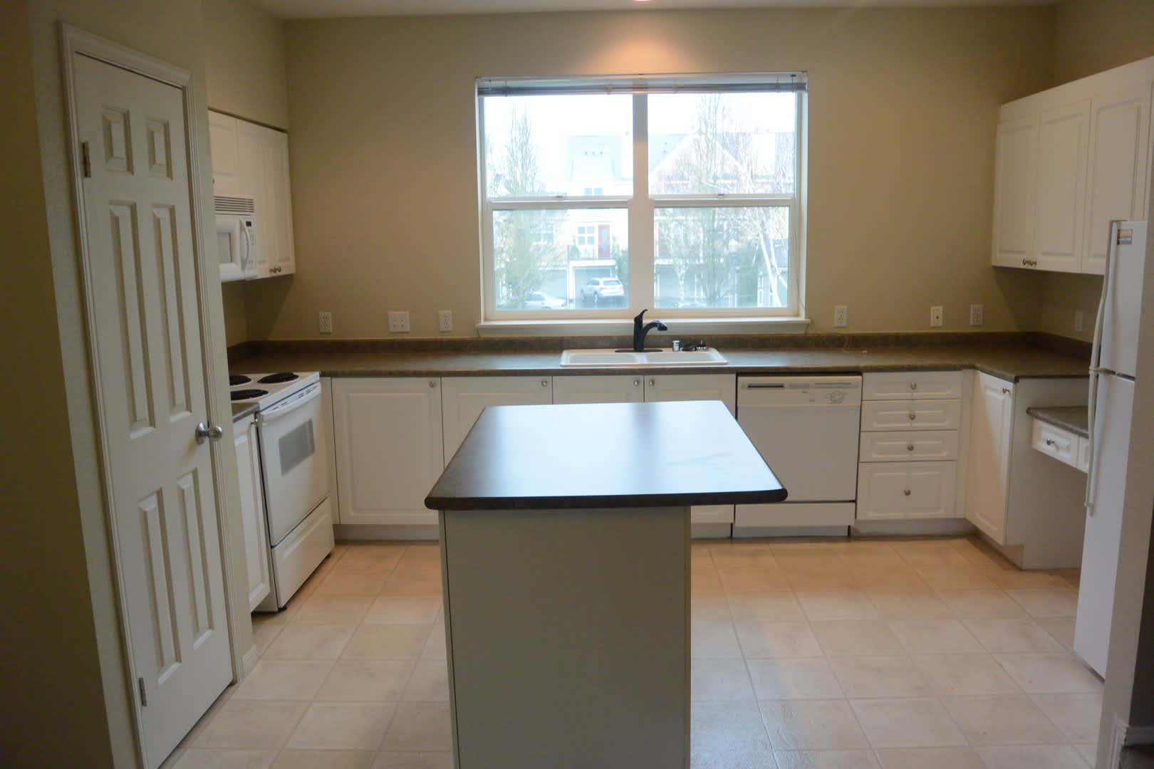 Stunning Northwynd Condominium for Lease near Vancouver Waterfront & Beaches – photo 2