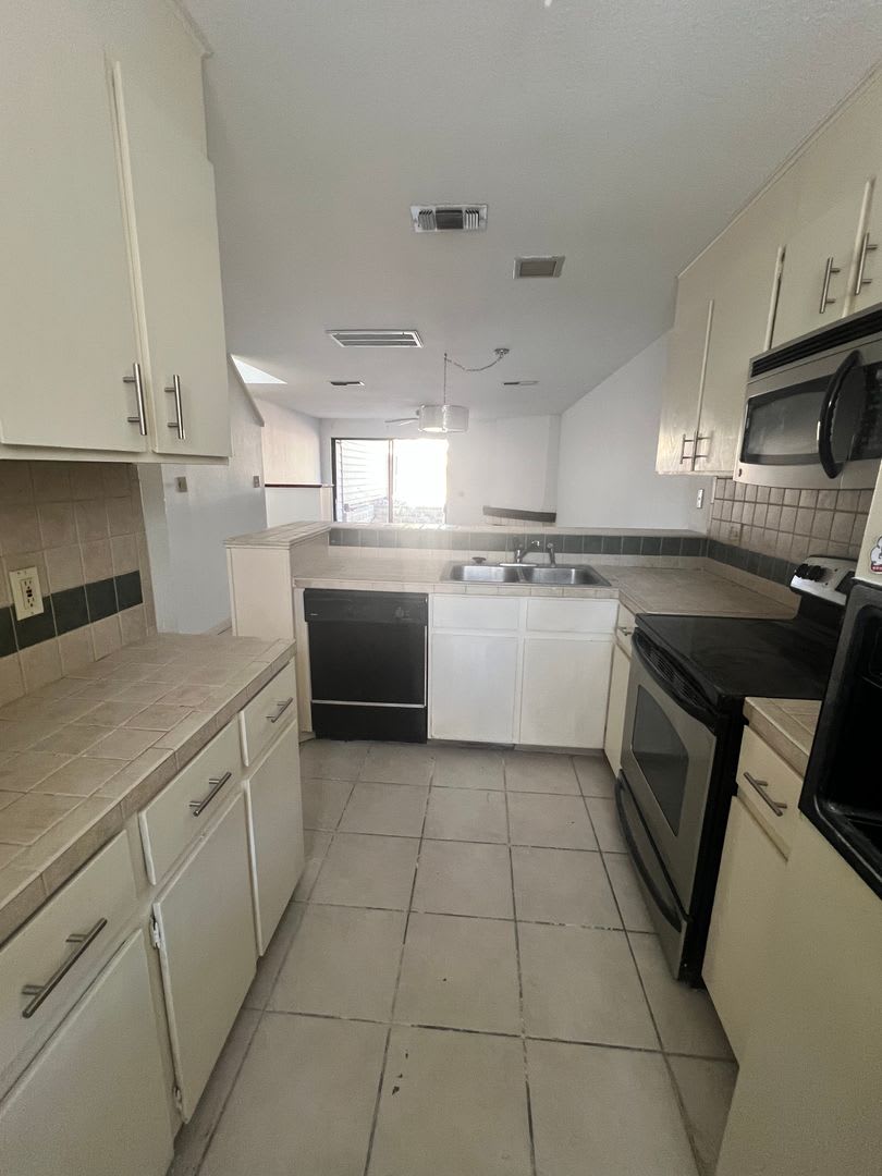 Edgecliff Downstairs 2/1.5 Unit – photo 5