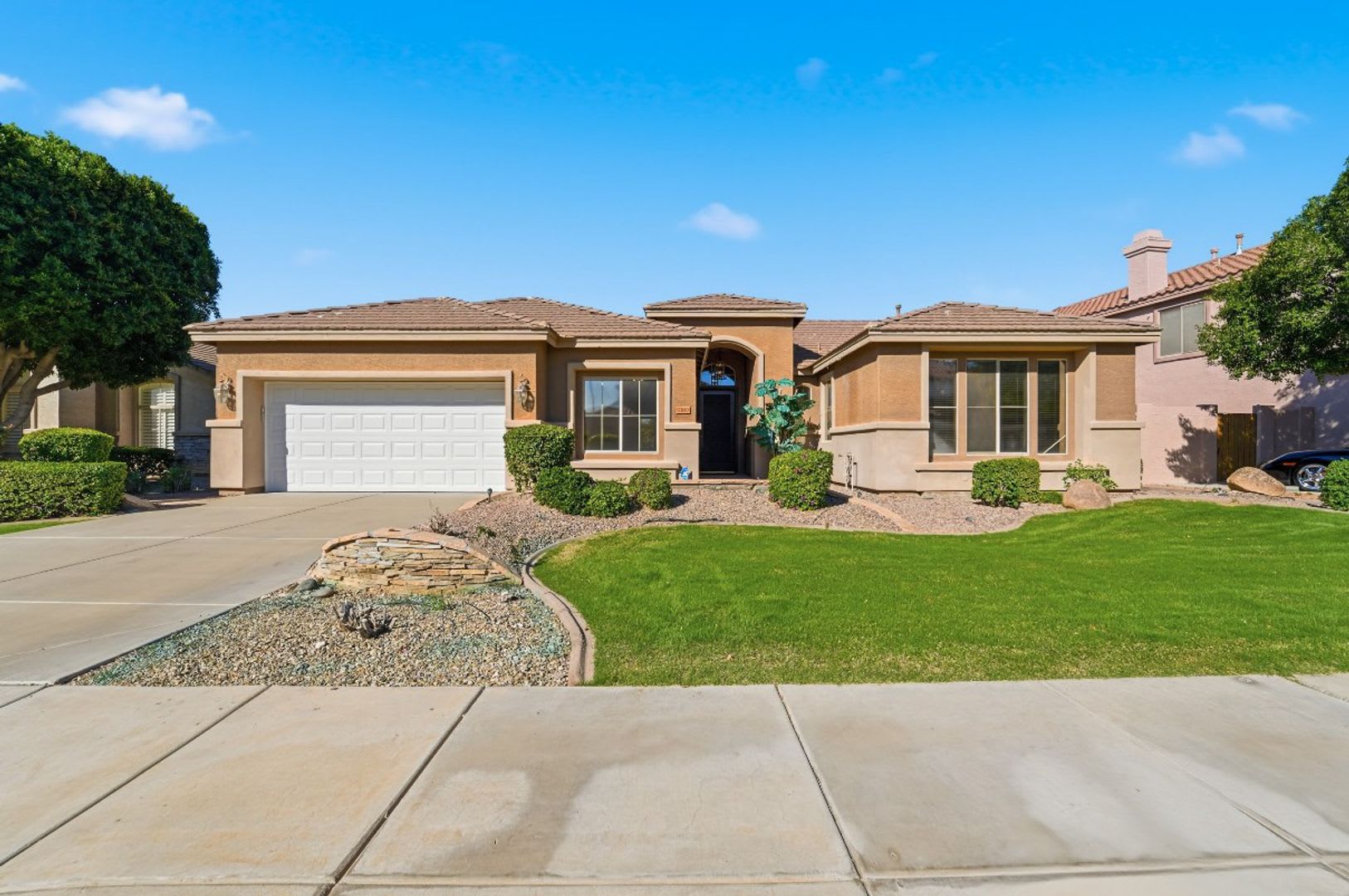 Beautiful Single Level Home With Private Pool Prime Arrowhead Location – photo 2
