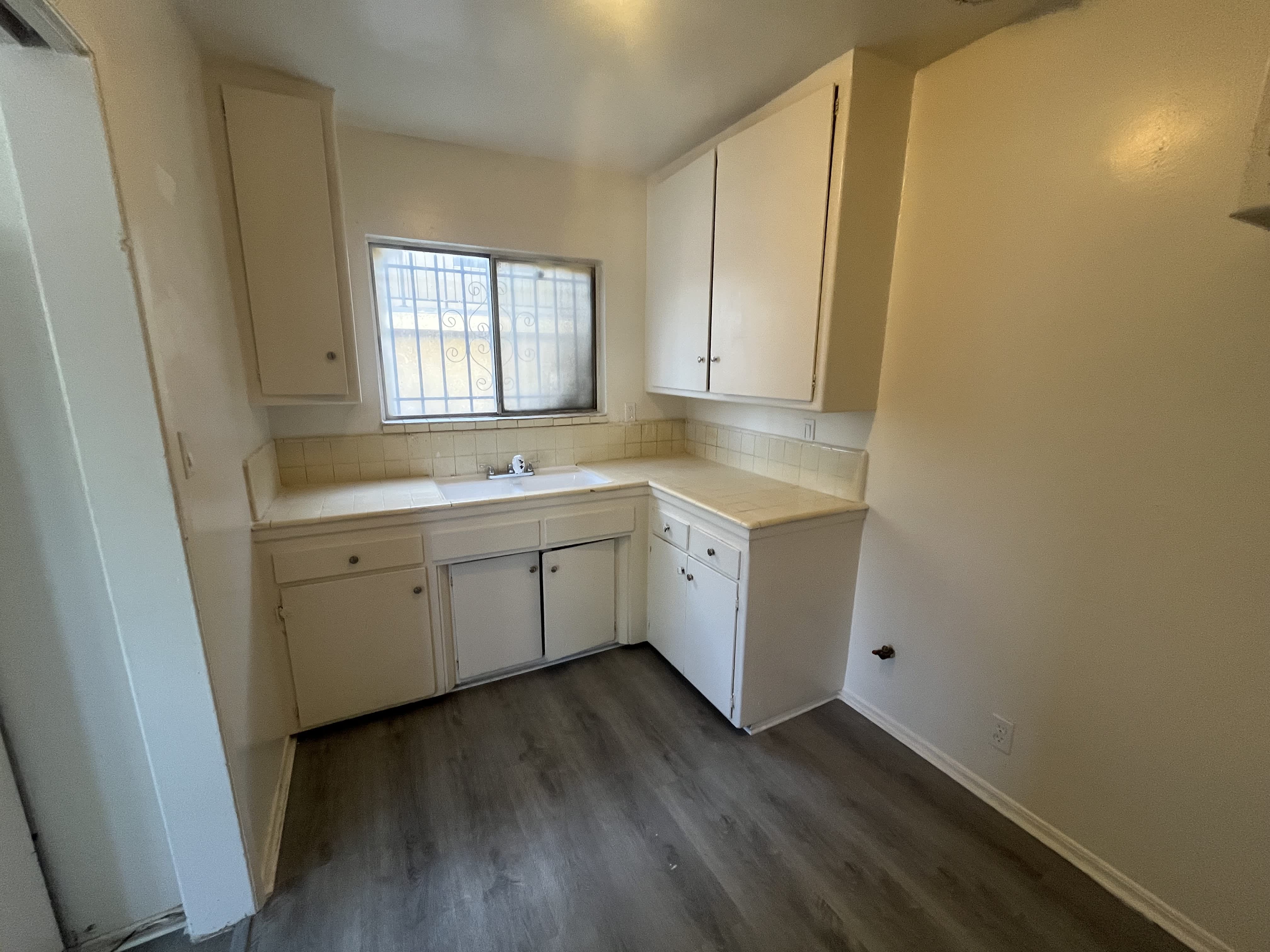 1377 West 36th Street – photo 3
