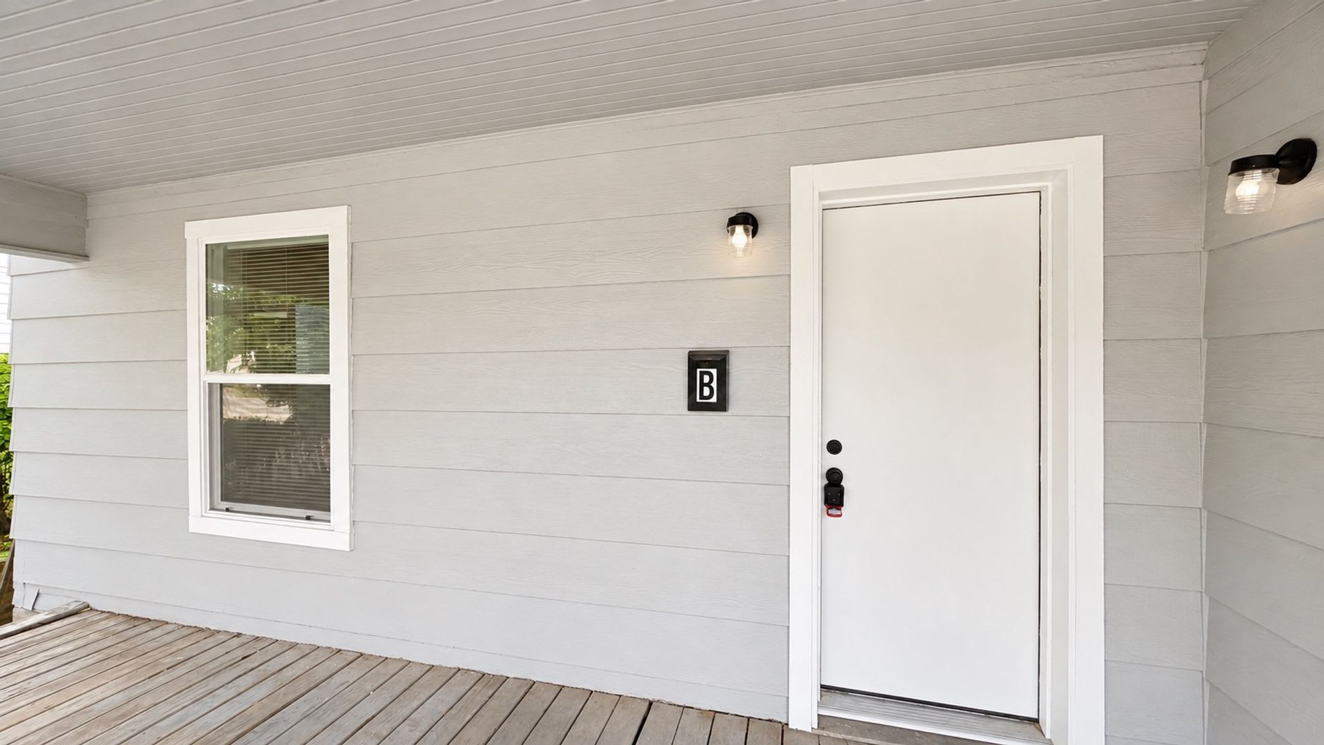 2/1 home; newly updated; WATER PAID! – photo 2