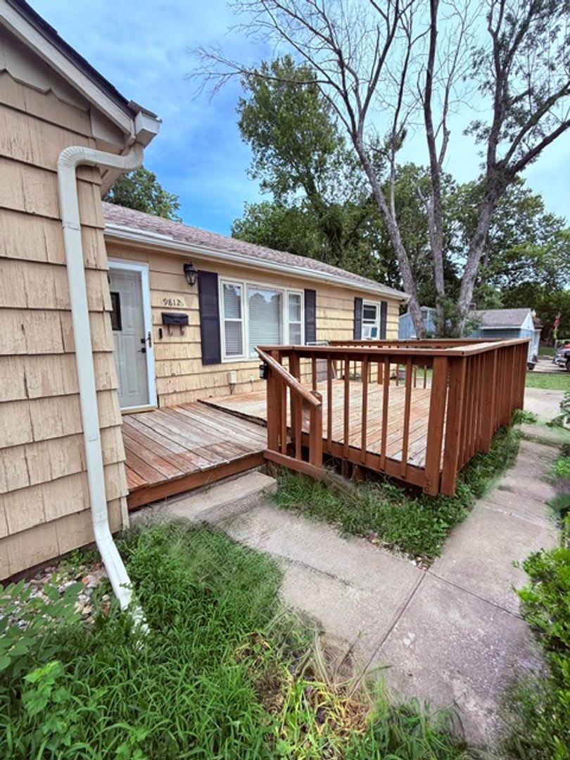 9812 — One-Level Home in Independence with Huge Backyard & Brand-New Carpet – photo 5