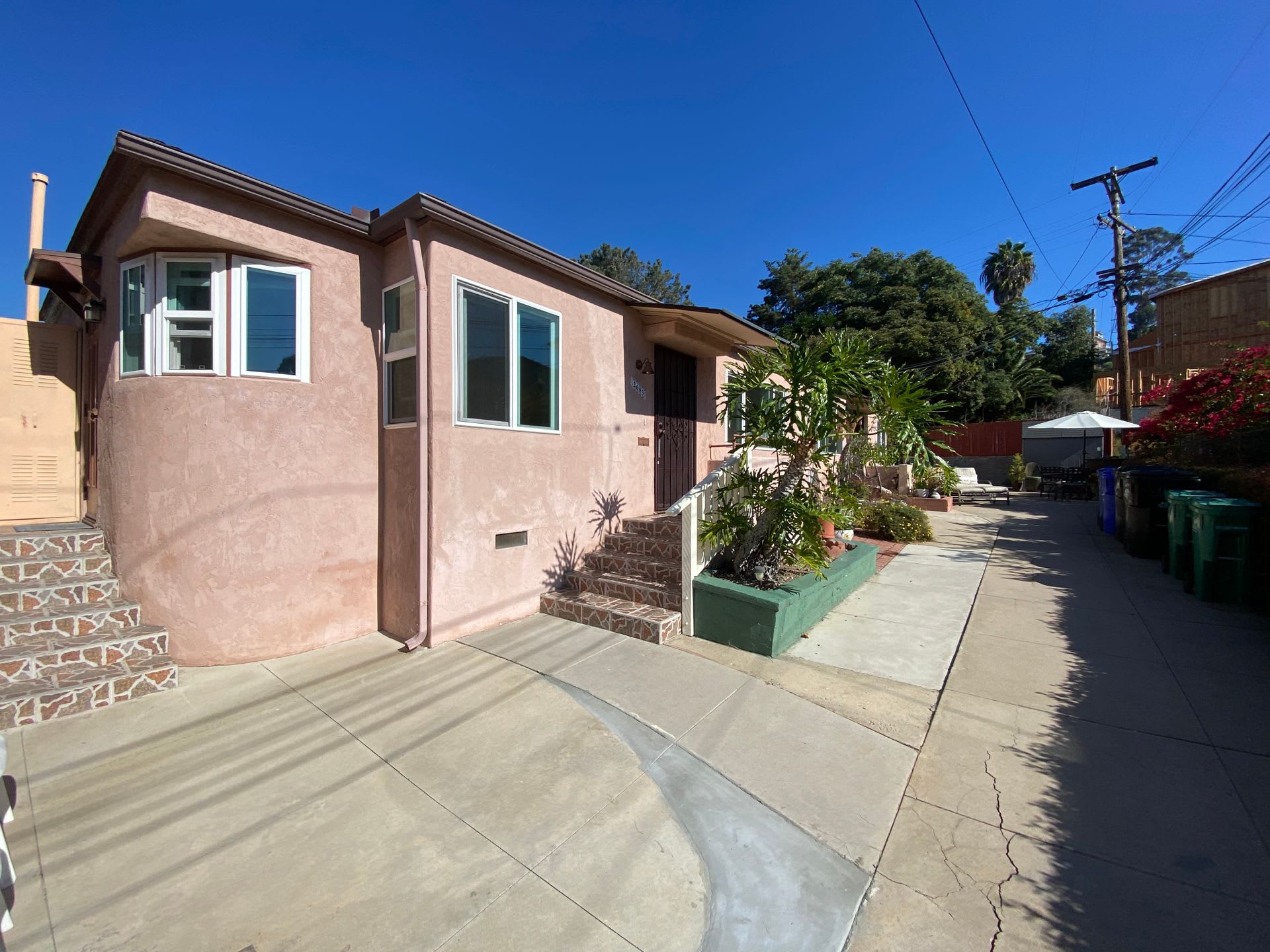 Great Tucked Away Location In Bankers Hill Cozy Two Bedroom Shared Outdoor Space – photo 1