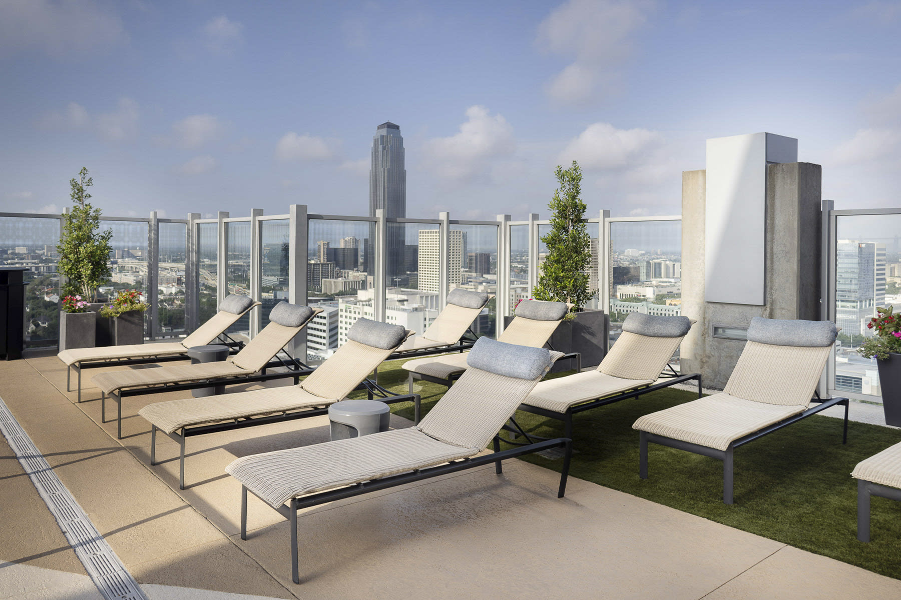 SkyHouse River Oaks Apartments – photo 5
