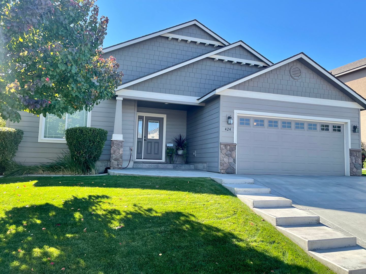 Live In Luxury with Vaulted Ceilings, Granite Countertops, and a Gas Fireplace! – photo 1