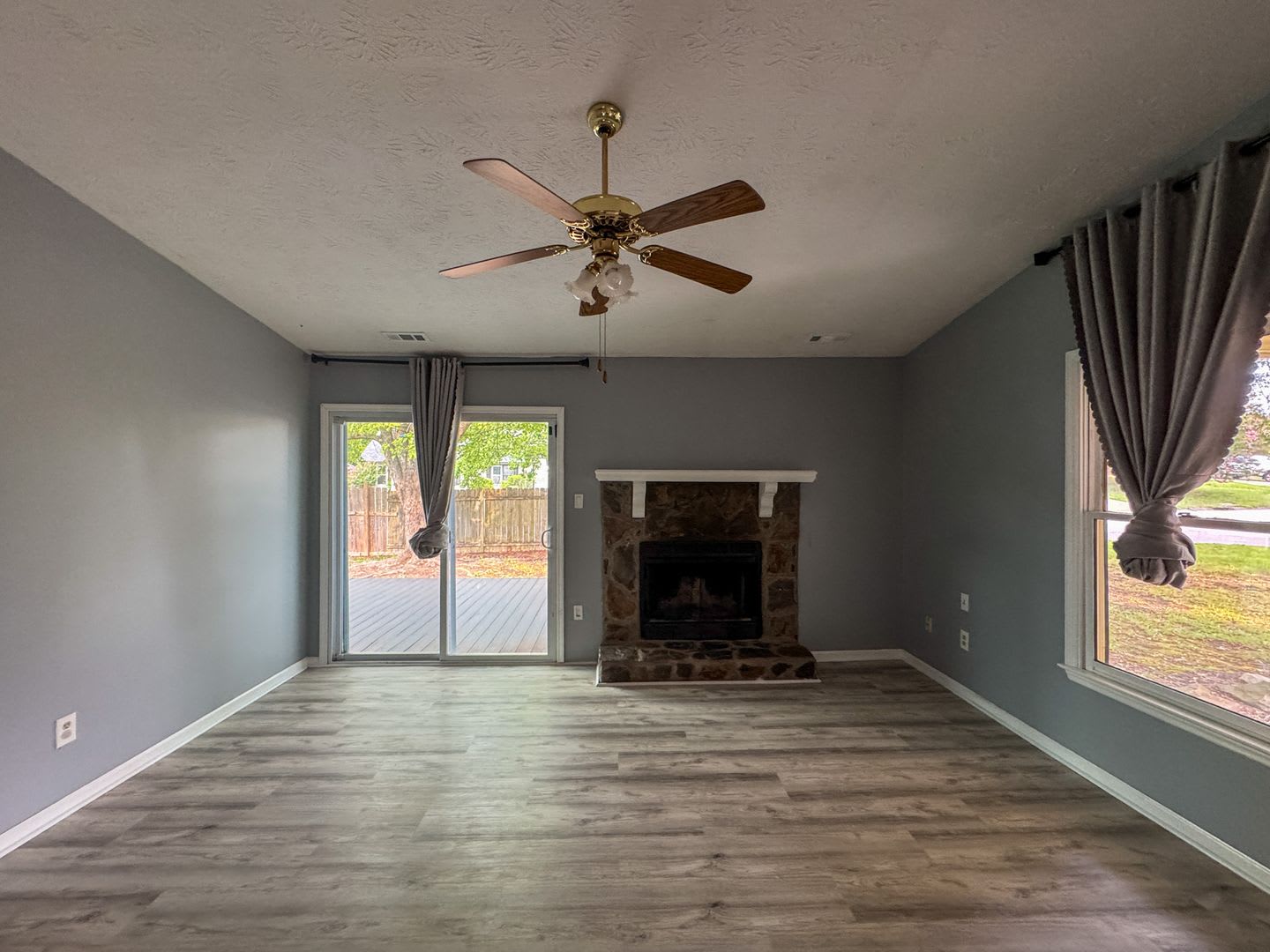 Charming 3 Bed 2 Bath Home with Fenced Yard – photo 2