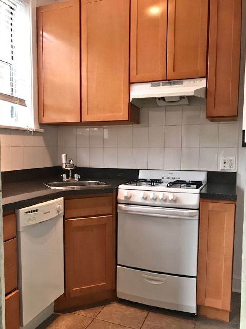 East Edgewater One Bed/One Bath ~ Heat Included ~ No Security Deposit – photo 2