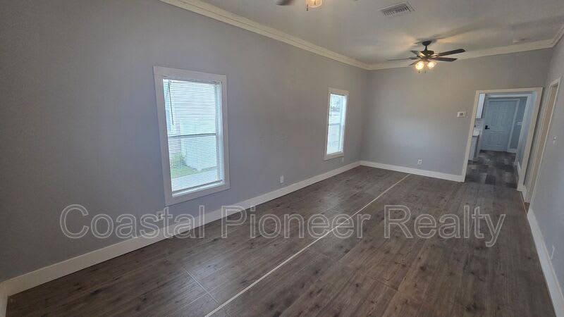 2010 N Howard Ave – photo 4