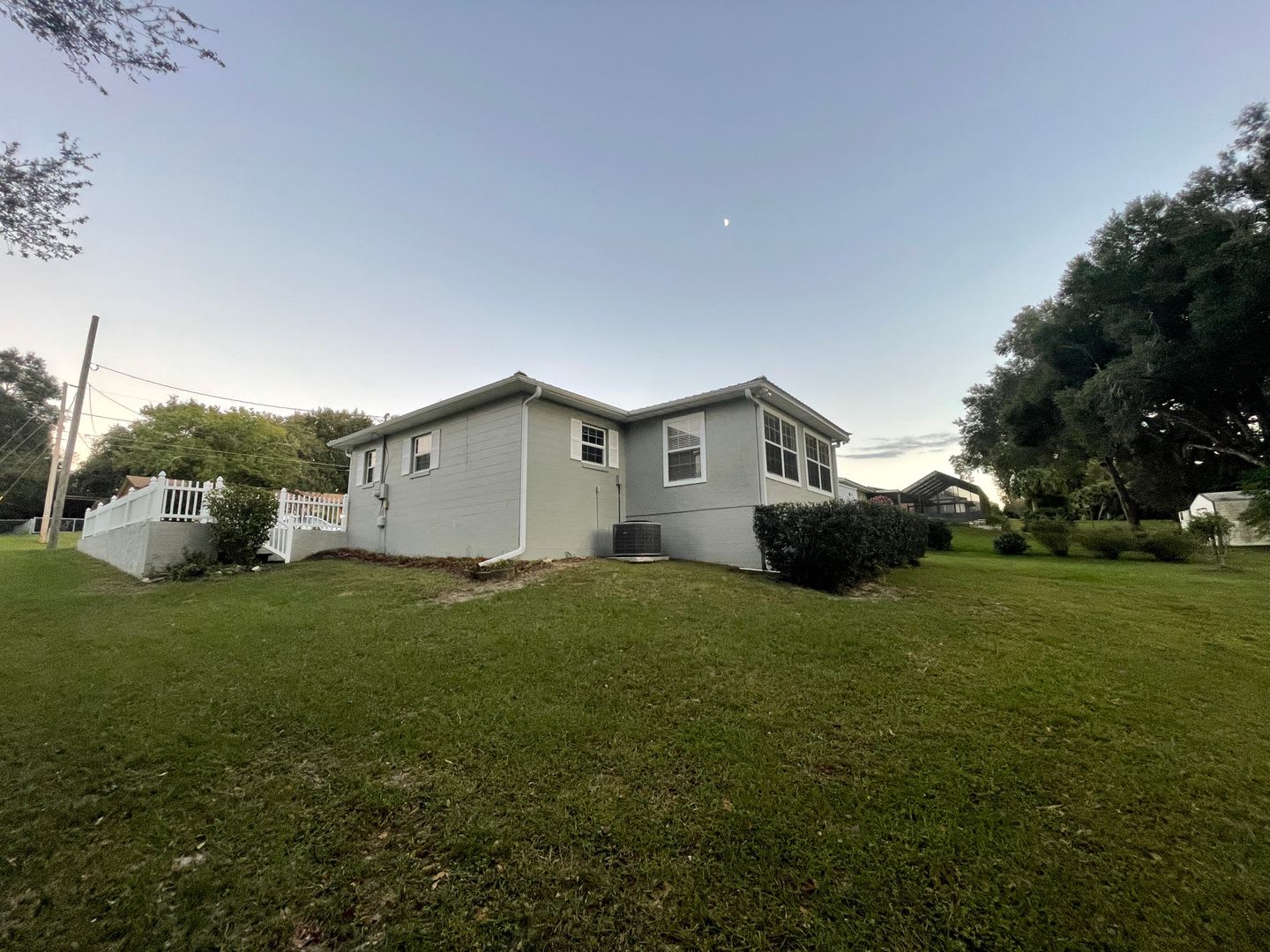 Beautiful 2/2 with large yard, Florida room, new floors, and updated bathrooms! – photo 3
