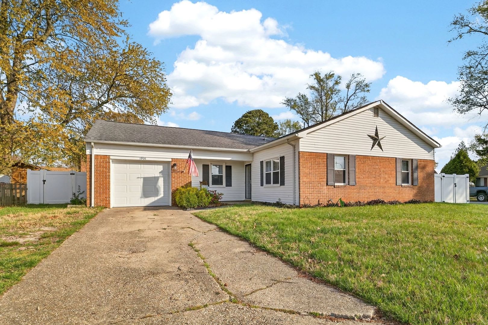 3 bed/2 bath home on large corner lot – photo 2