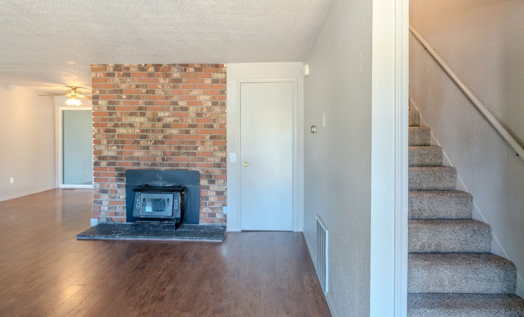 Spacious 3 bedroom Duplex in the heart of CDA! – photo 3