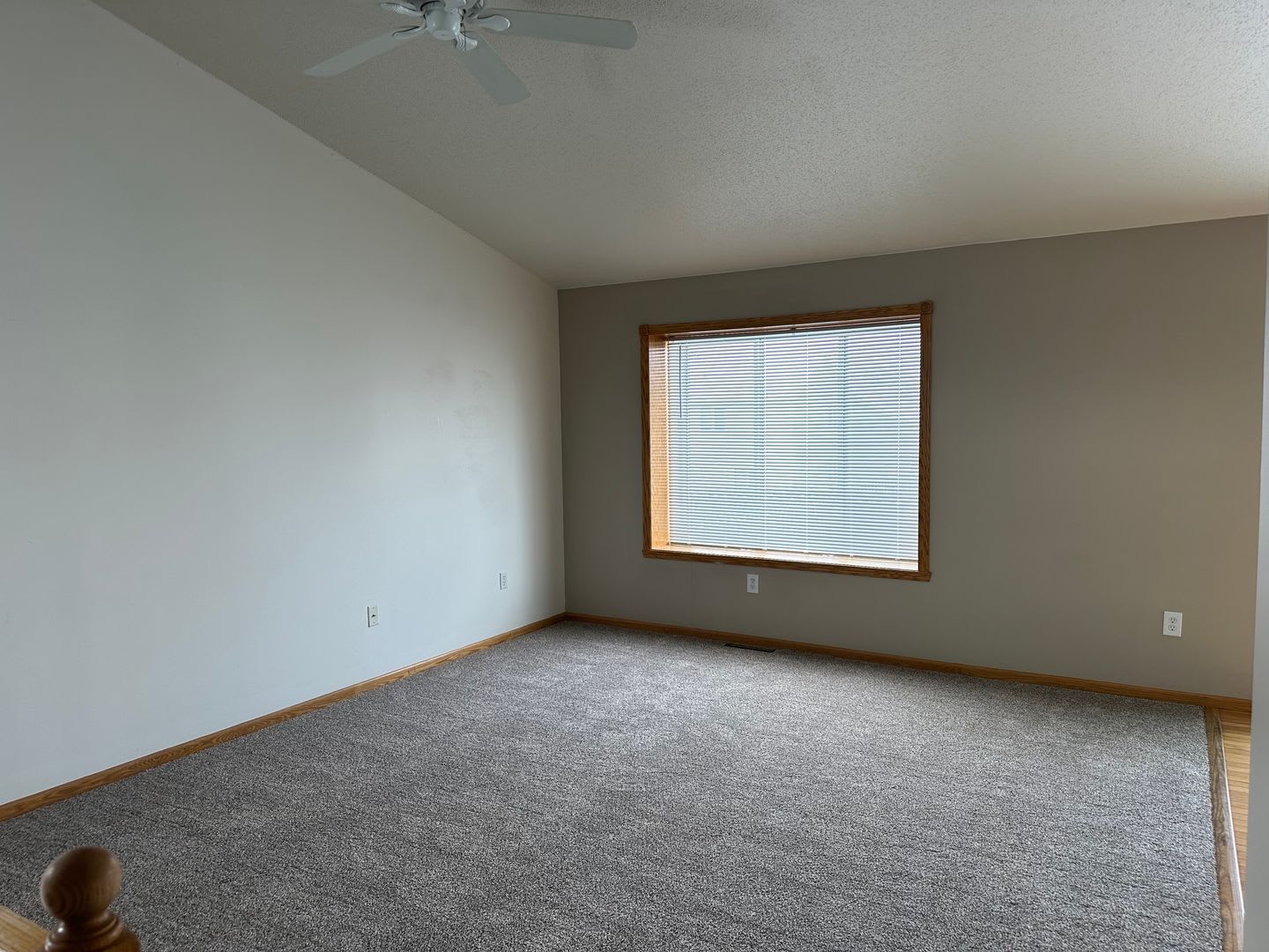Comfortable 3-Bedroom with Garage &amp; Fenced Yard for Rent – photo 3