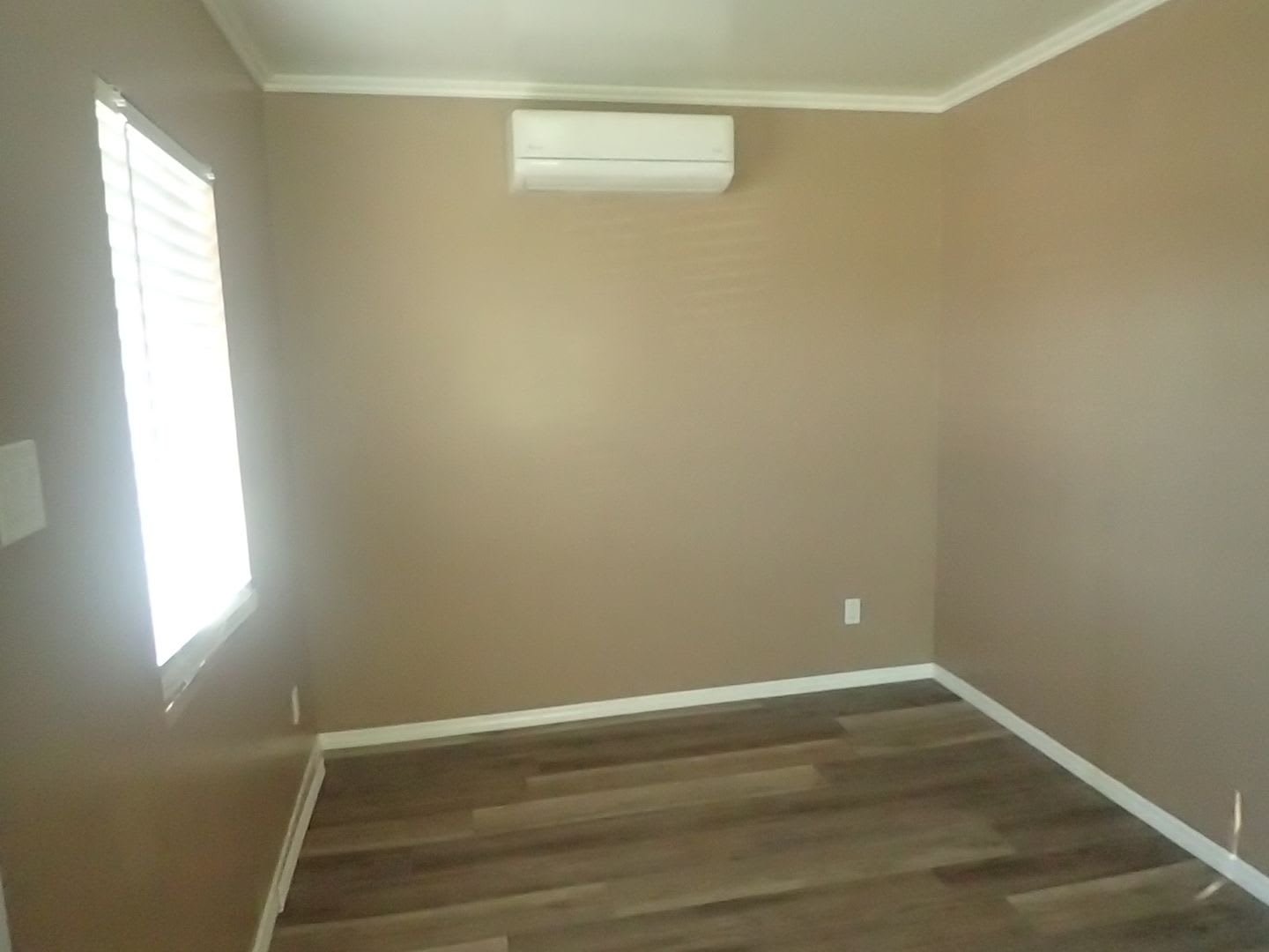Newly Renovated Beautiful 1Bd 1Ba House Commercial Space – photo 4
