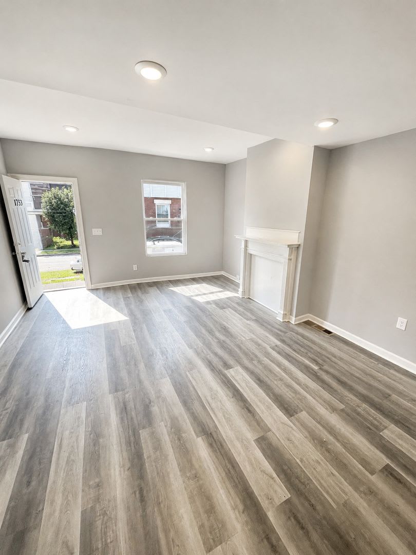 Bright, Newly Renovated 3-Bedroom Rowhome with Backyard – photo 3