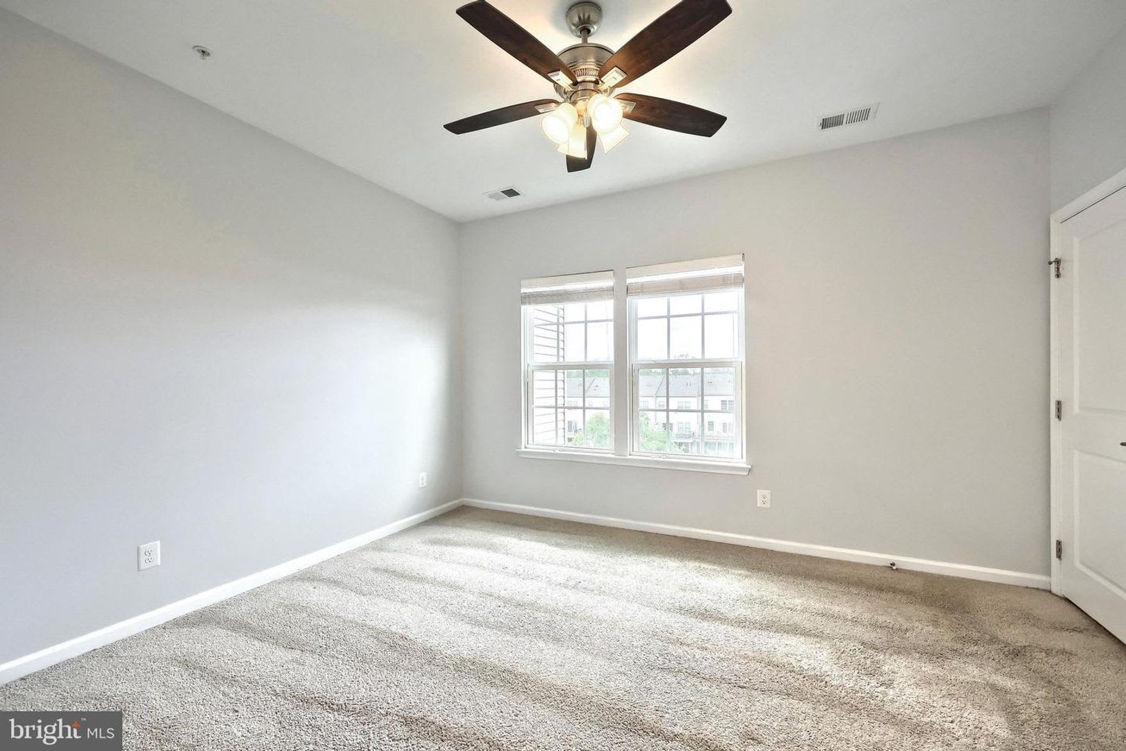 End Unit Townhome in Regents Glen Community! – photo 3