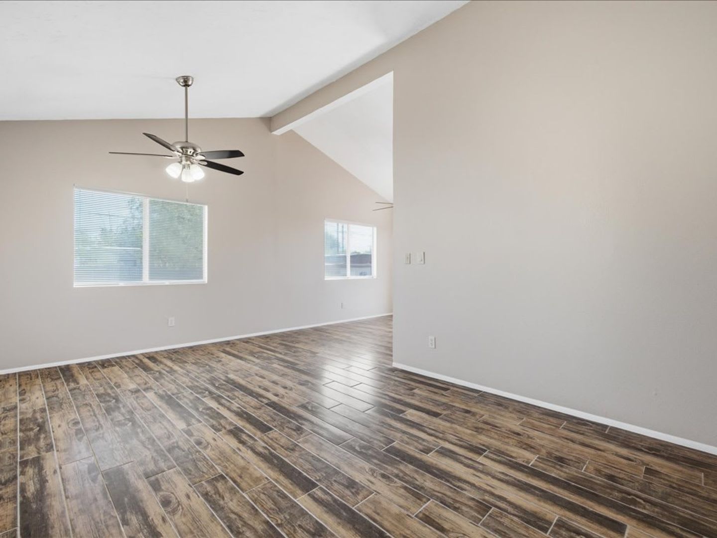 Charming 2 Bedroom Home With Spacious Yard Modern Features – photo 4
