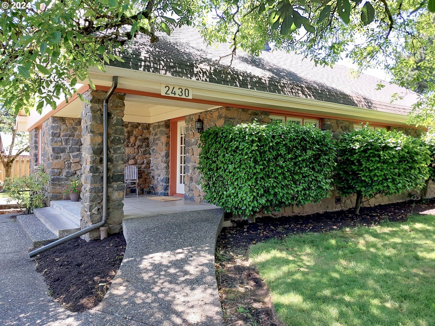 Historic 4 Bedroom Stone Home With Timeless Character Hardwood Floors Spacious Living A Large Private Yard – photo 2