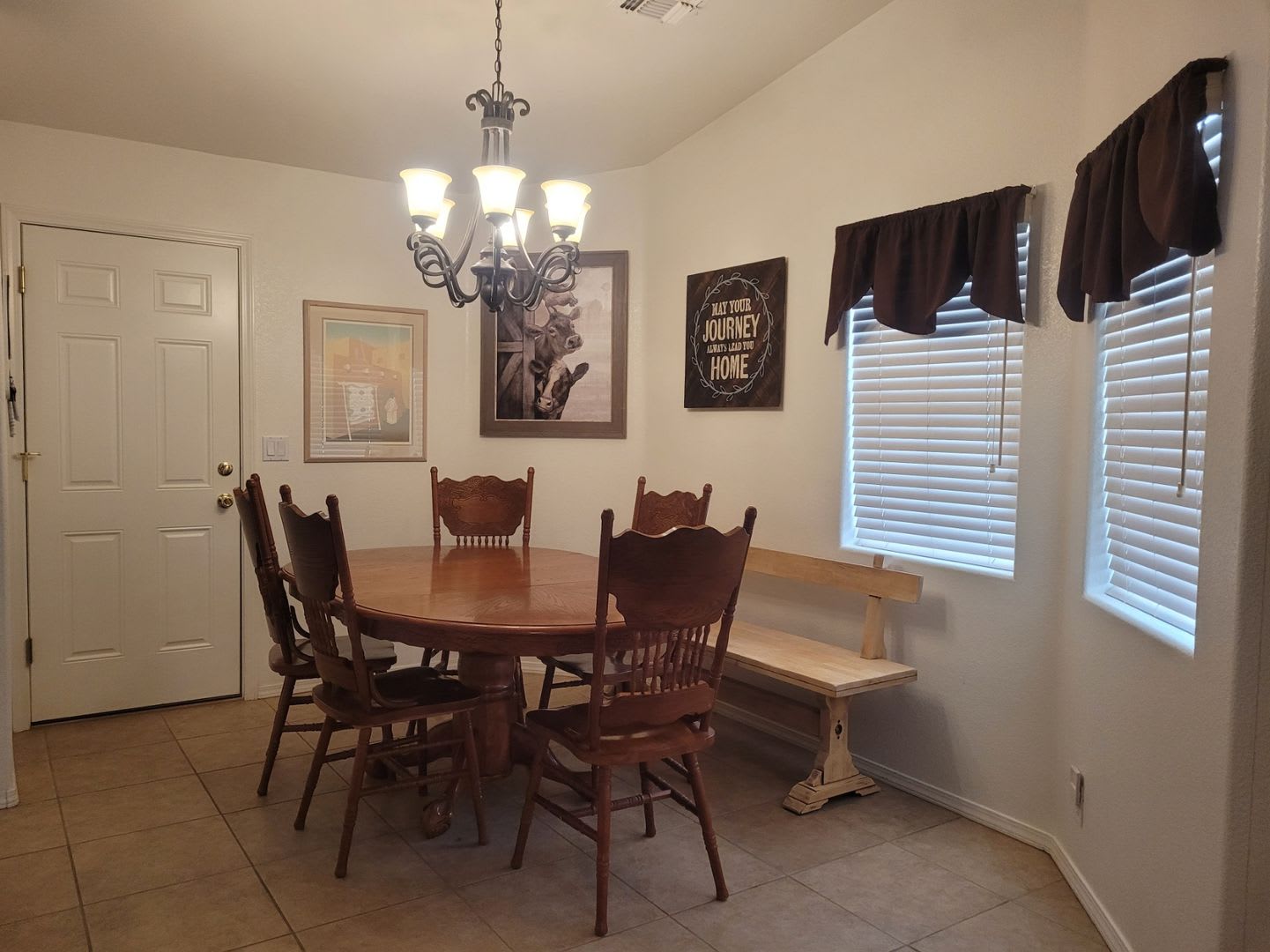 Charming 3-Bedroom Home with Spacious Yard in Rio Lomas – photo 4