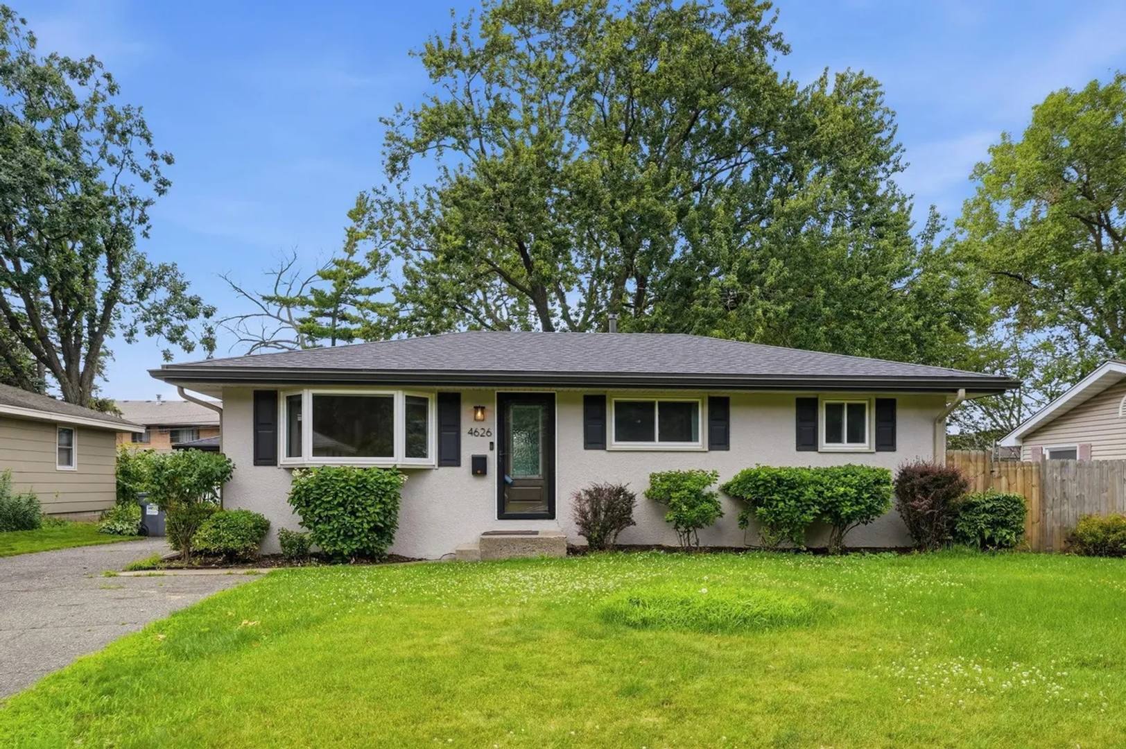 Fully Renovated 4 Bed – photo 1