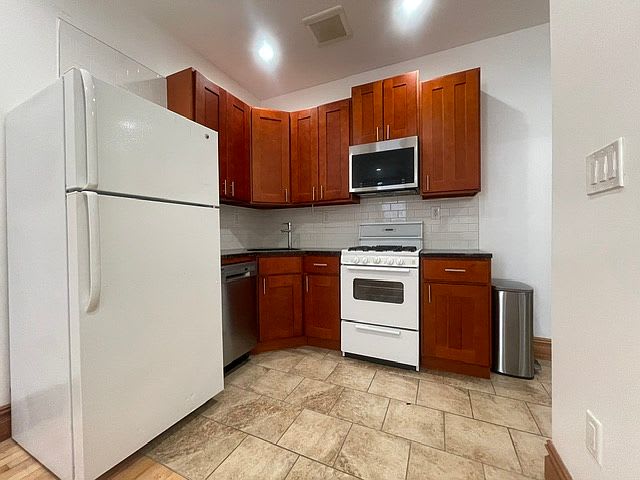338 8th St Apt 3R – photo 2