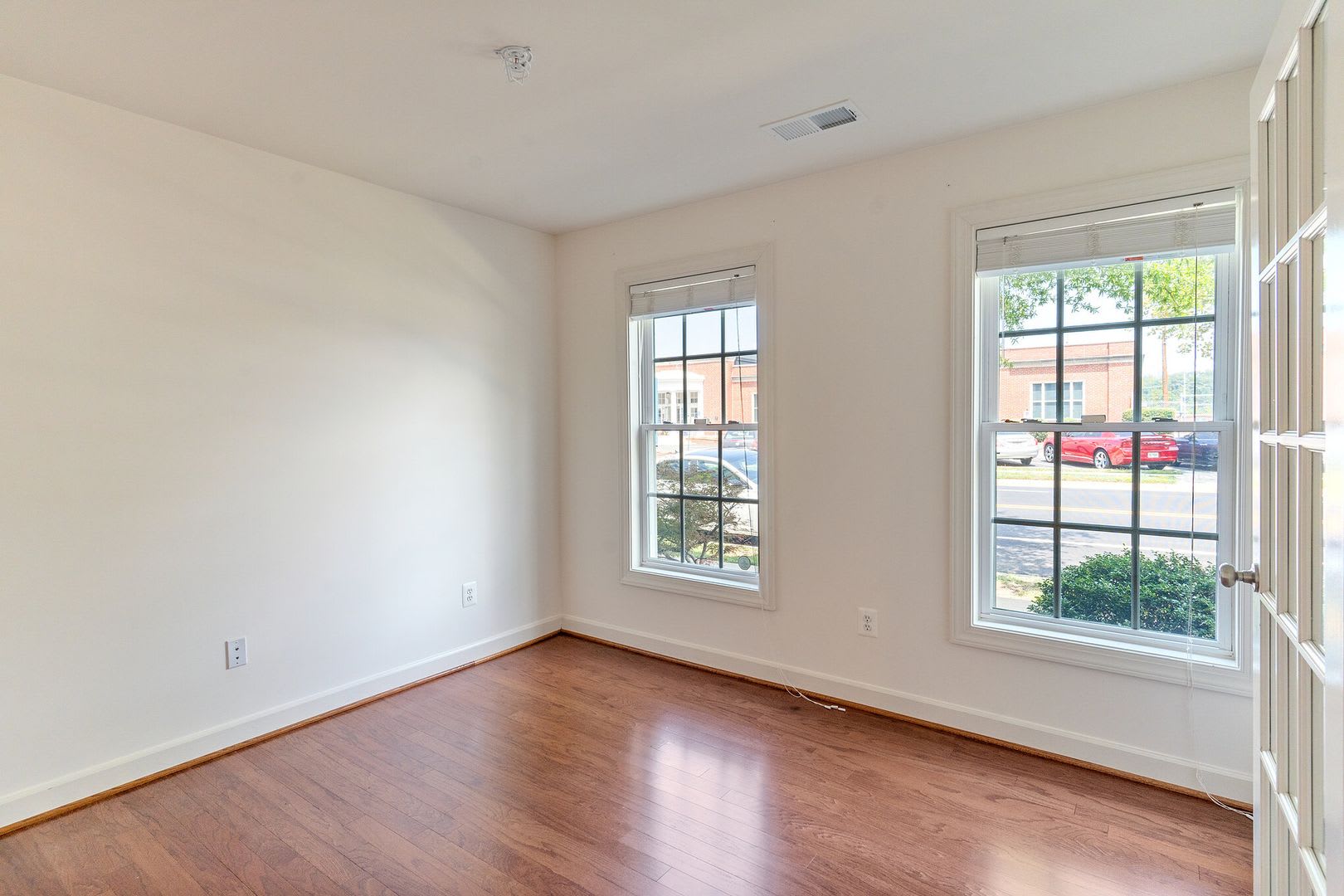 Lovely Townhome Conveniently Located! – photo 3