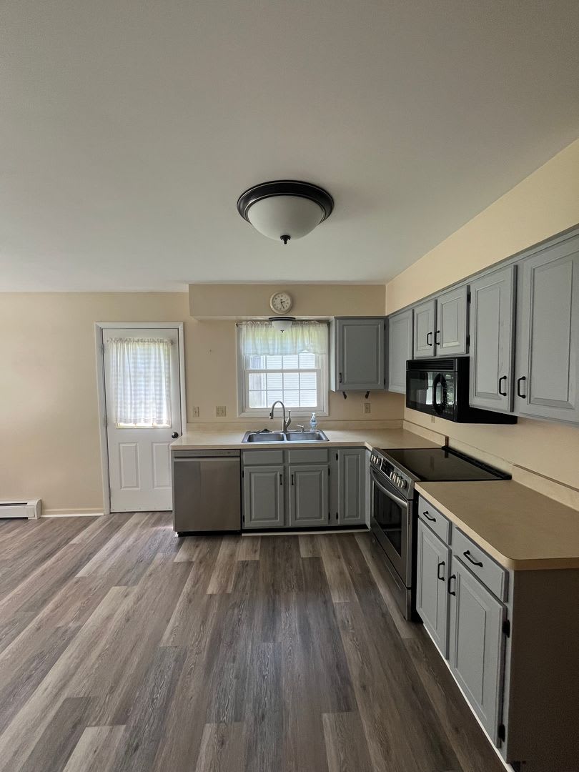 Spacious 4 Bedroom Single-Family Home with Deck & Attached Two-Car Garage – photo 4