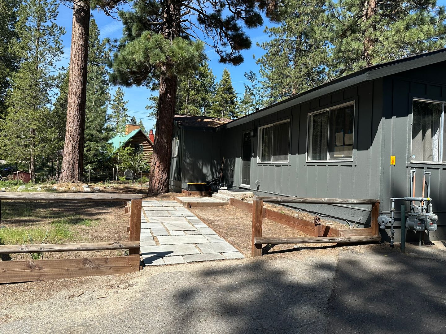 Lovely newly renovated 3Bd home available for a seasonal lease! Call today to inquire! – photo 2