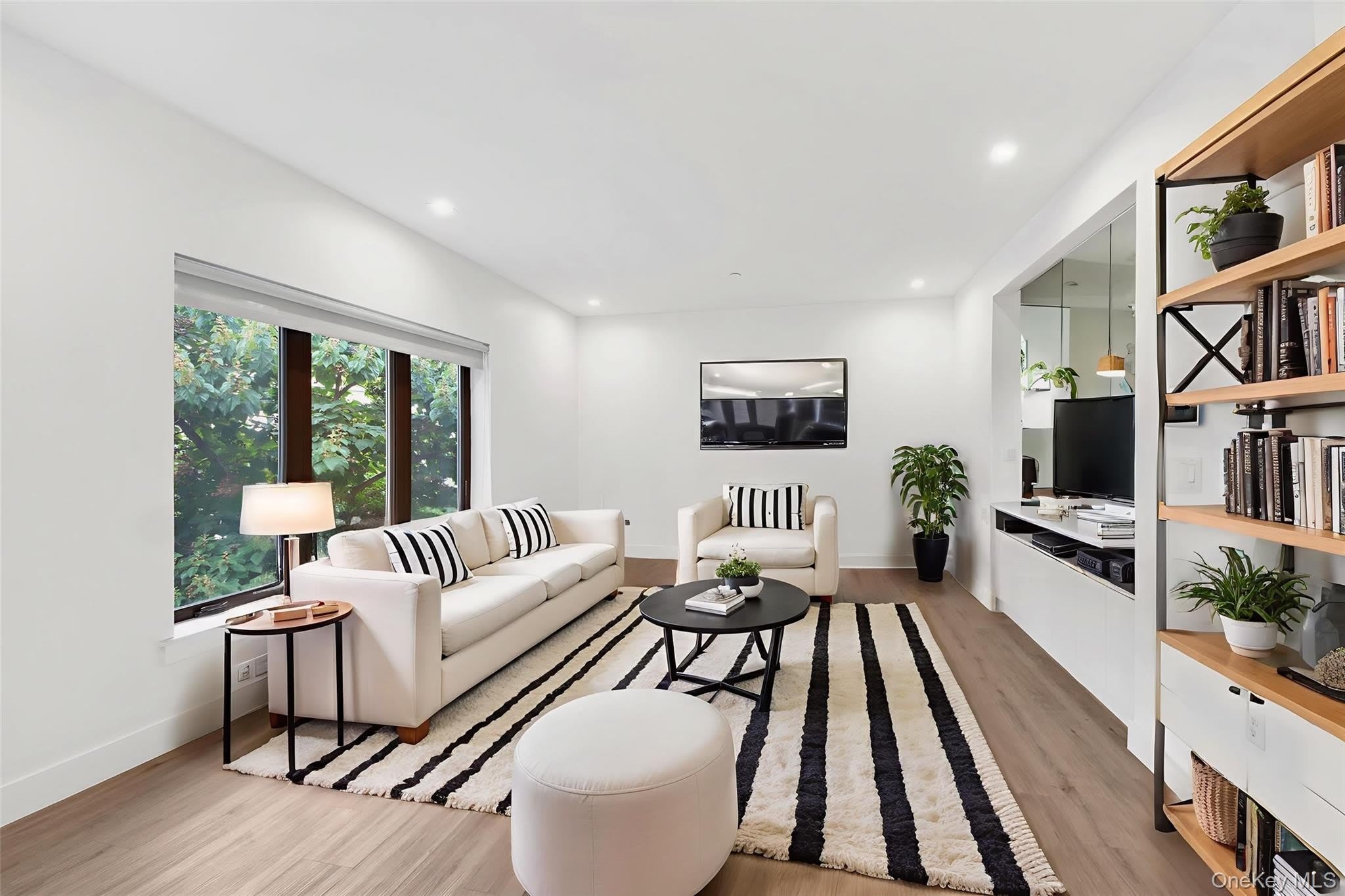 525 N MACQUESTEN PARKWAY – photo 2
