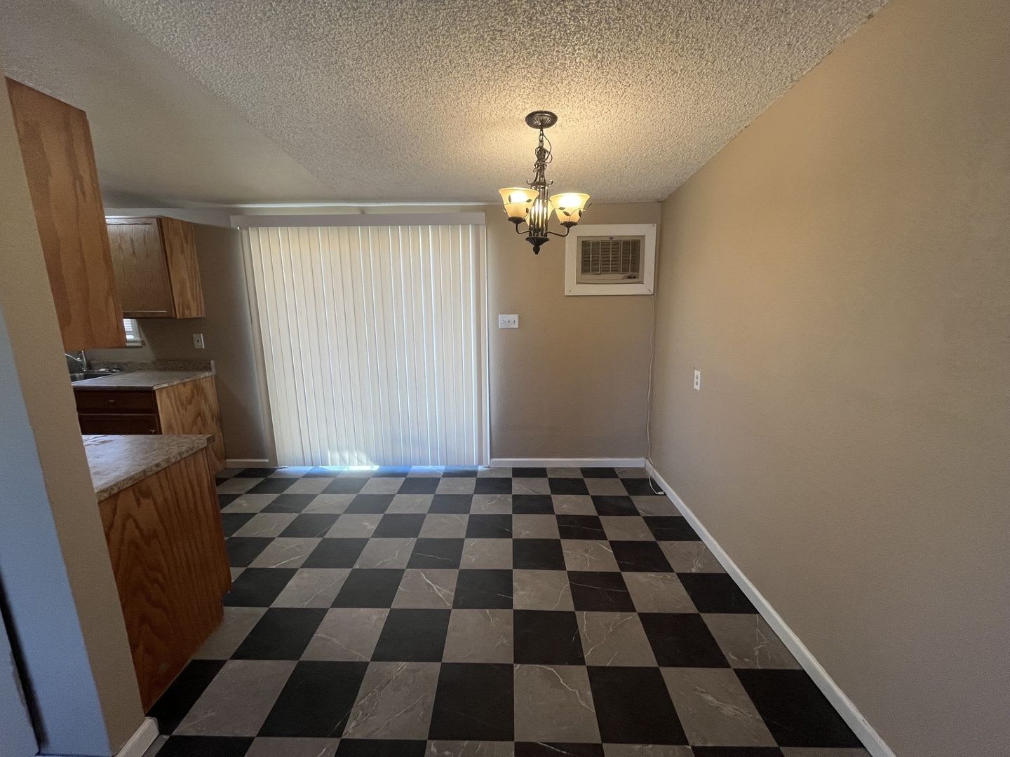Charming 3 bedroom 1 Bathroom home in California City – photo 4