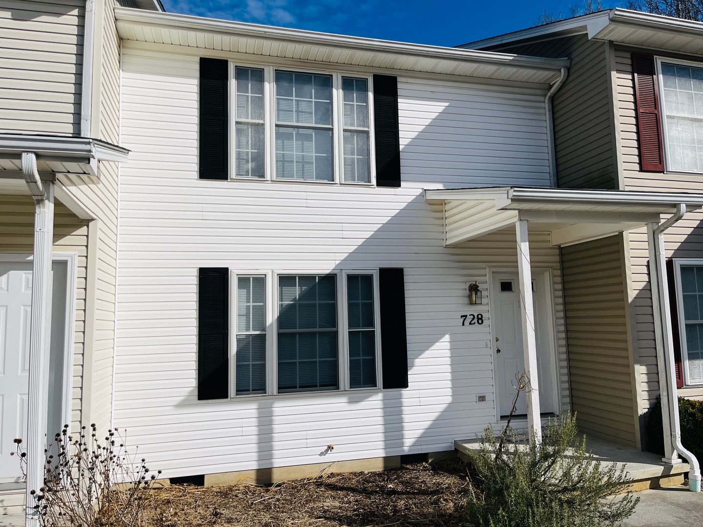 2 Bedroom, 2.5 Bath Townhouse – photo 1