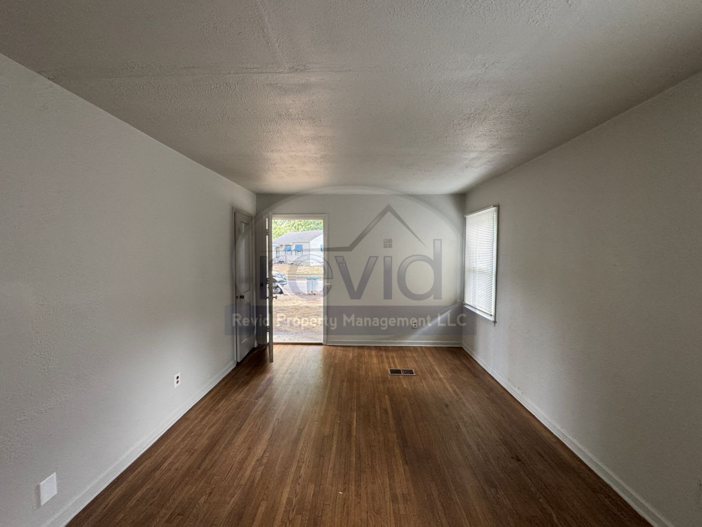 1445 Luverne St. – photo 3