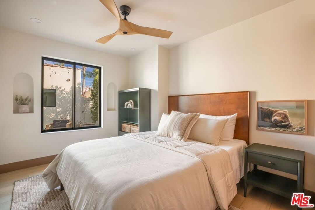 1031 1/2 N Havenhurst Dr – photo 5