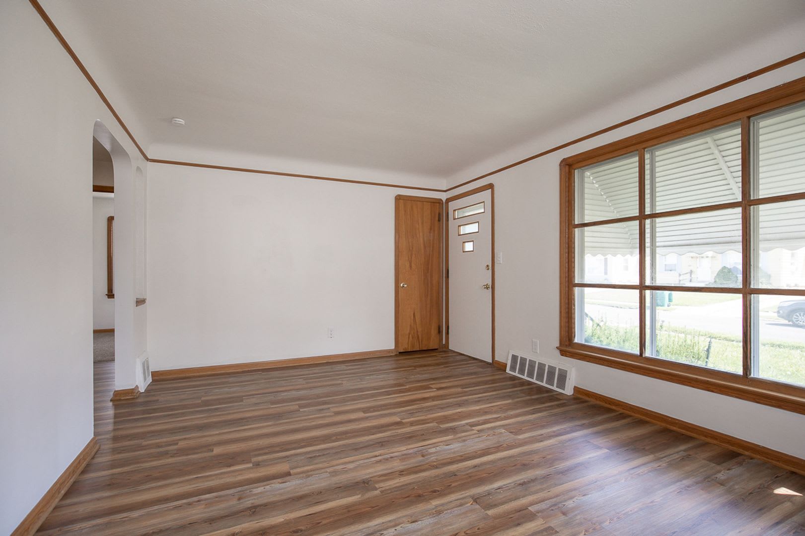 3-BED, 1 BATH BEAUTIFUL SINGLE- FAMILY HOME IN MAPLE HEIGHTS! – photo 2