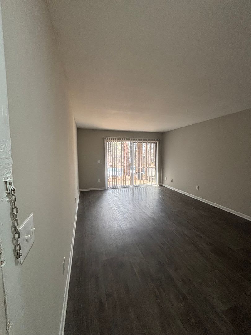 Spacious One Bedroom Available Close To University And Downtown Area Great Move In Special – photo 3