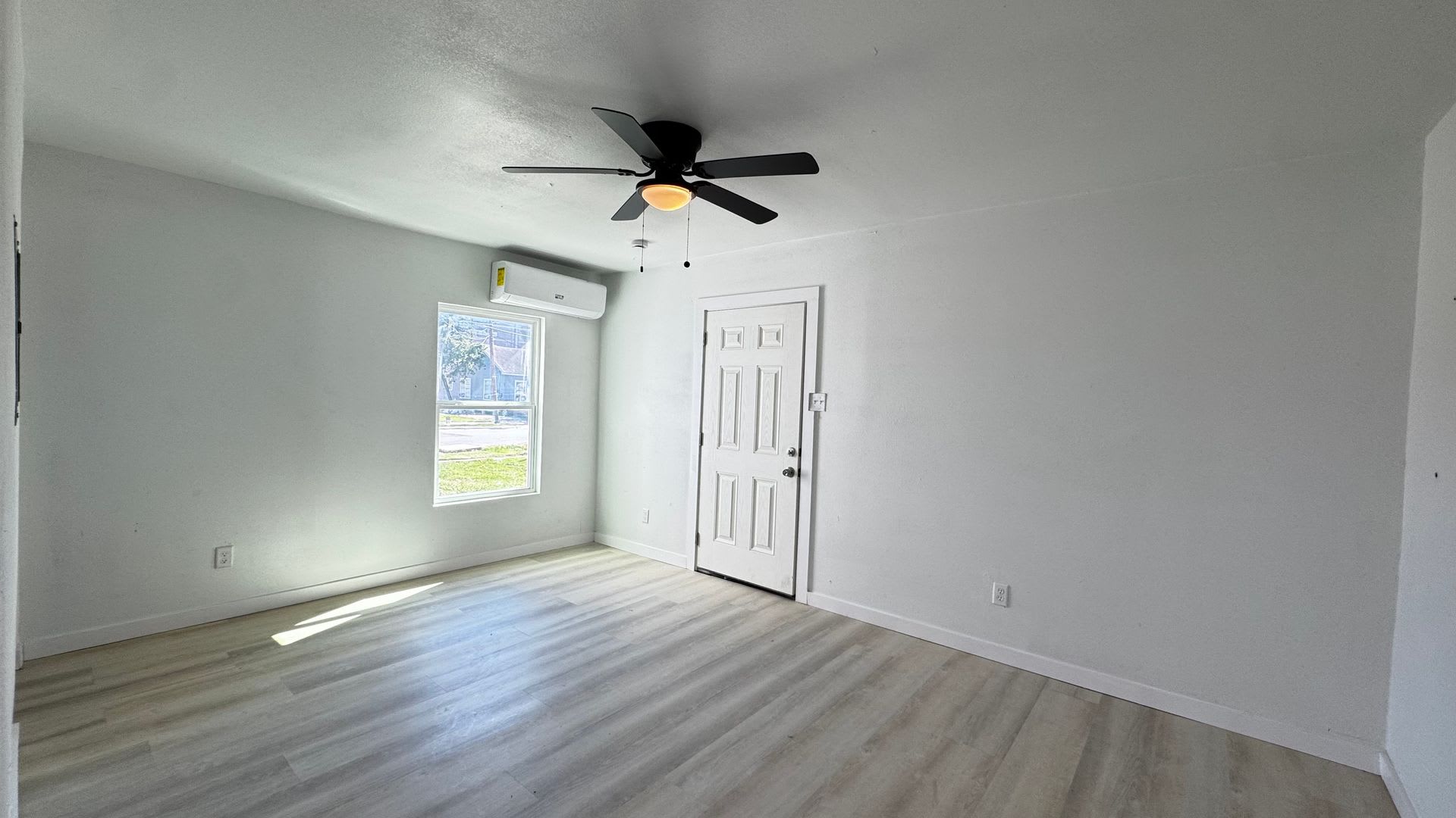 2BD APARTMENT WITH WATER PAID!! – photo 2