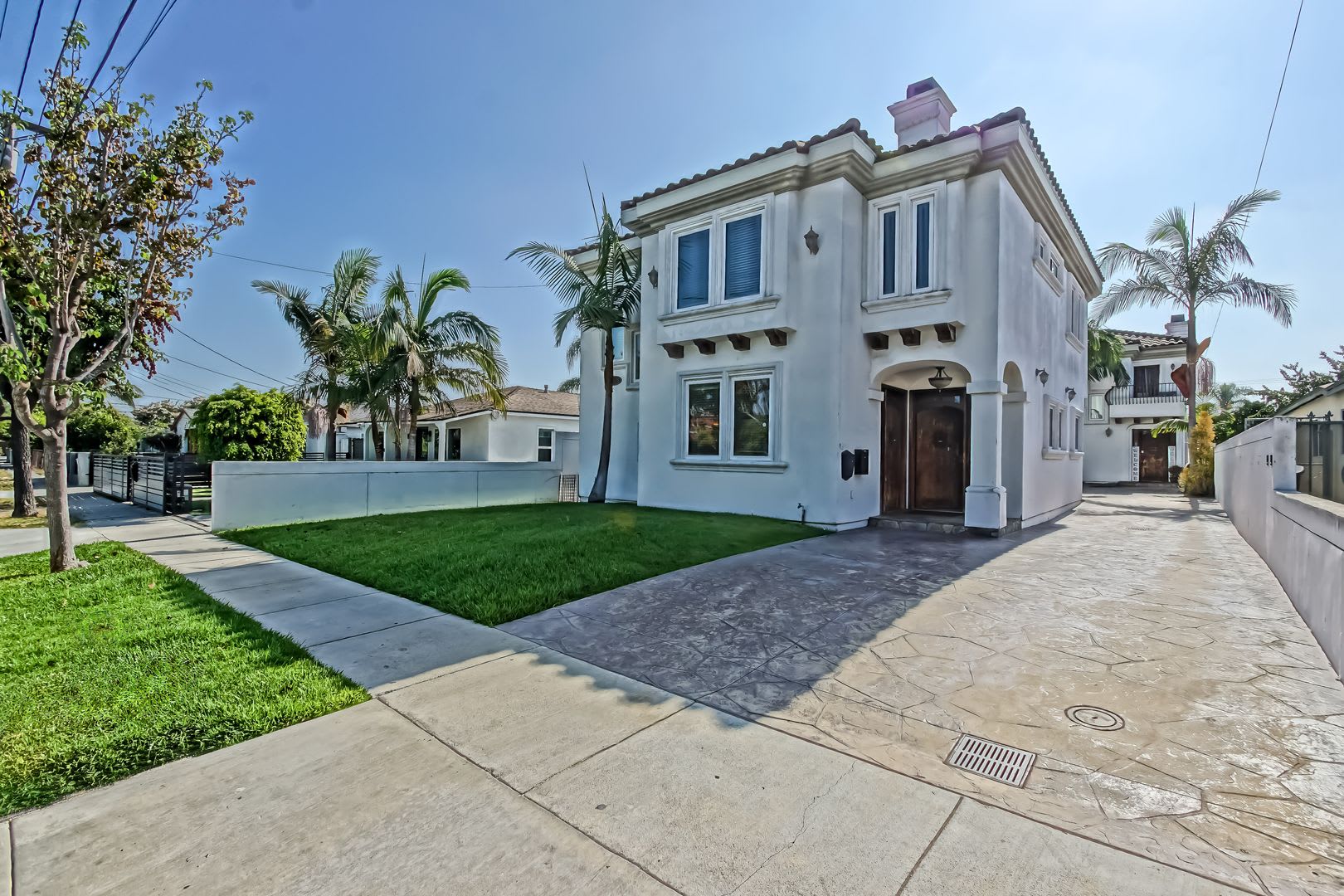 Spacious Bright Two Story Home W Front Yard Balcony 2 Car Garage Close To Shopping Freeway Access Rb Border Mins To Beach – photo 2
