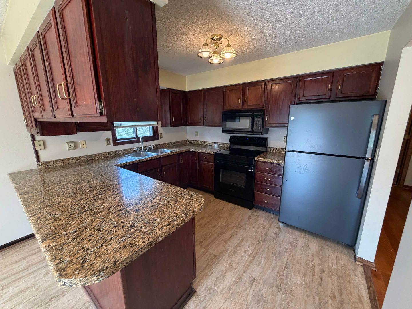 2 300 4Bd 2Ba 3303 Eddy Ln Available Now – photo 5