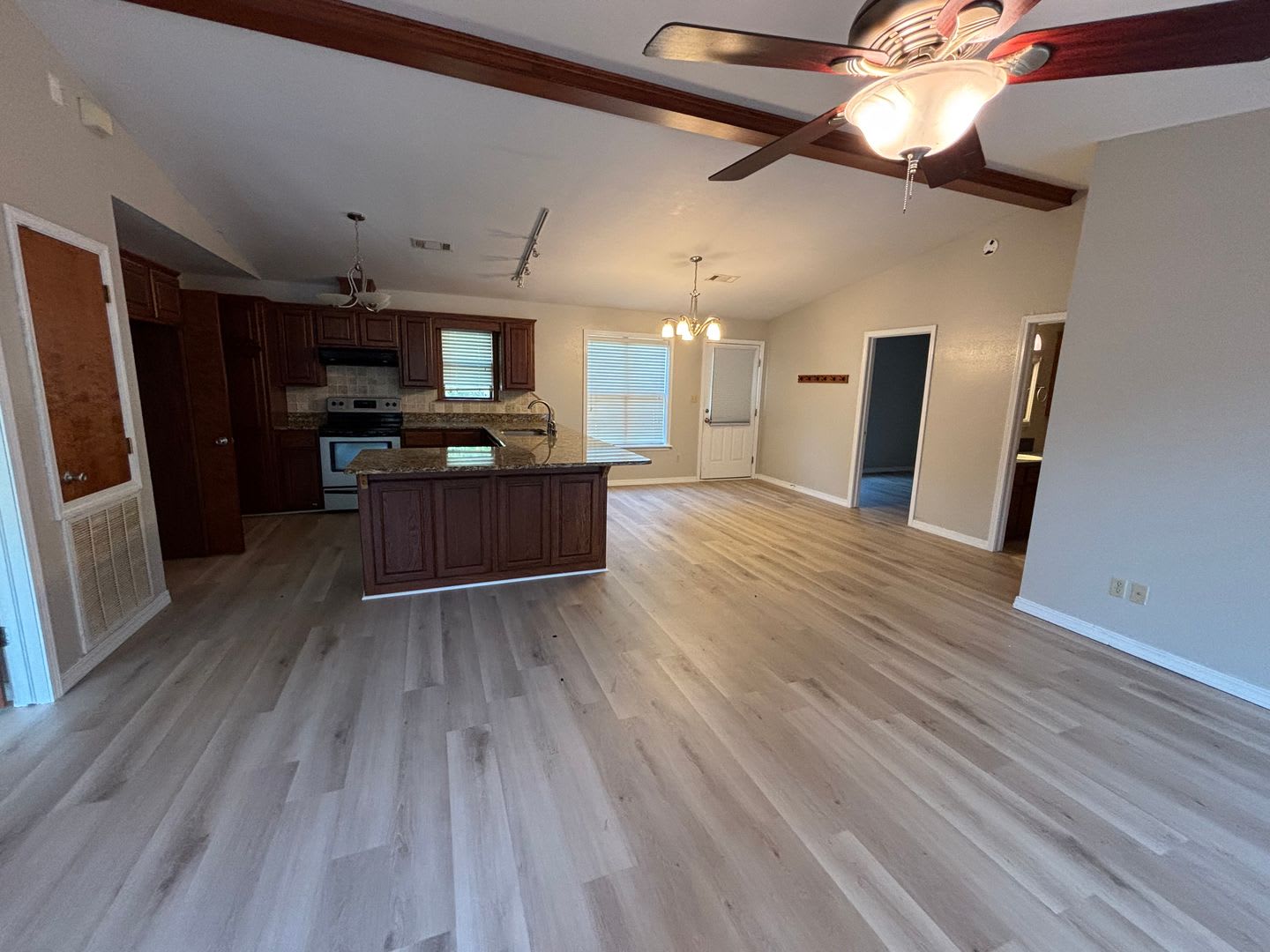 Located on the outskirts of Russellville, this three-bedroom, two-bath home – photo 2