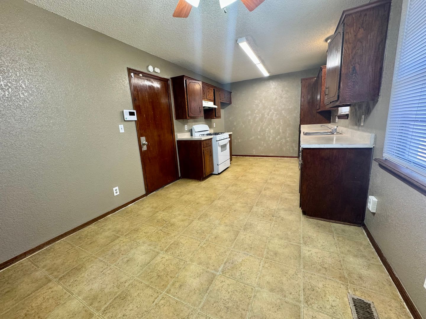 Adorable 3 bedroom 1.5 bathroom located in Tulsa Ok – photo 5