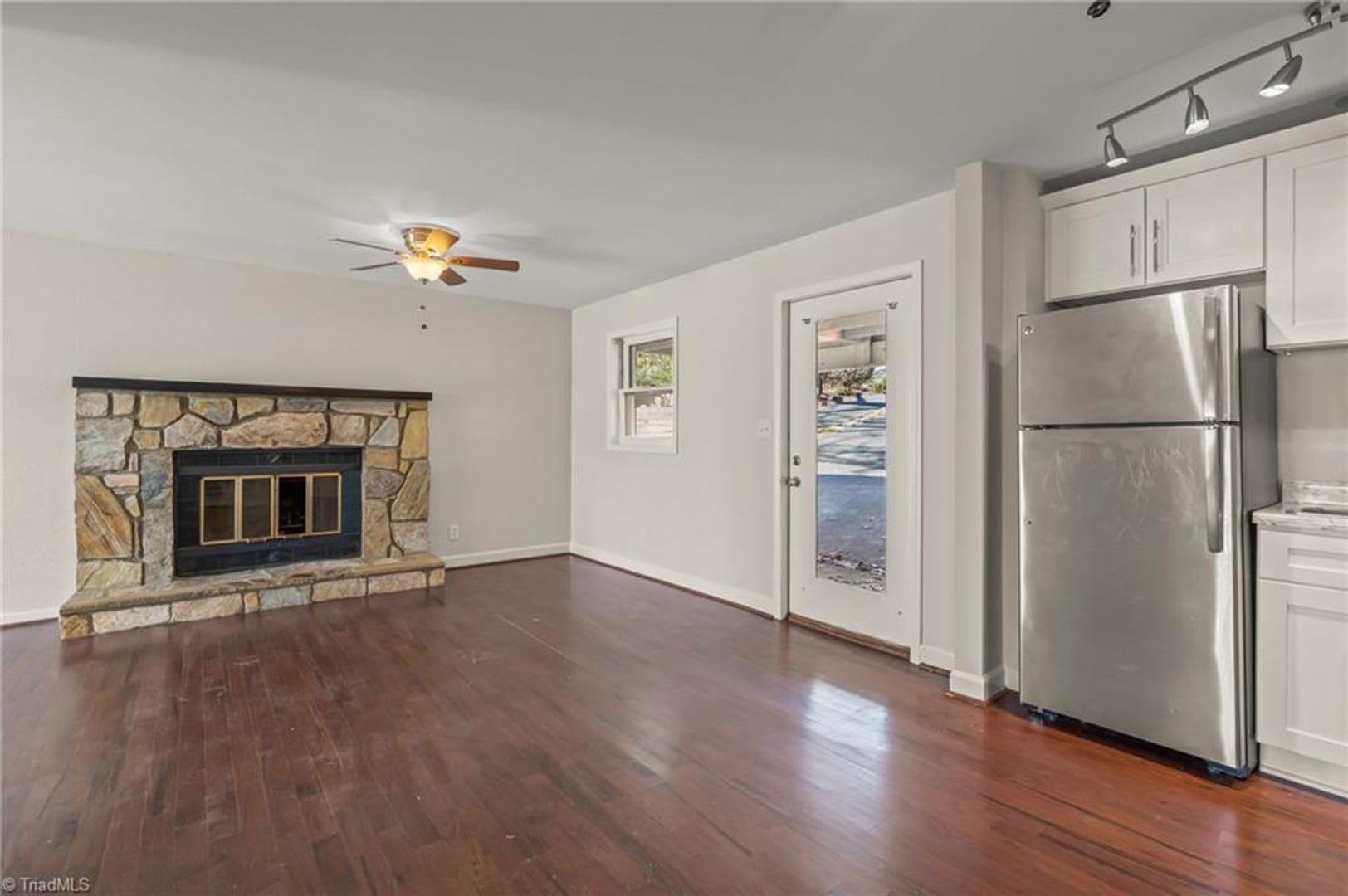 Private Basement Unit at 2630 Merry Oaks Trail – photo 3