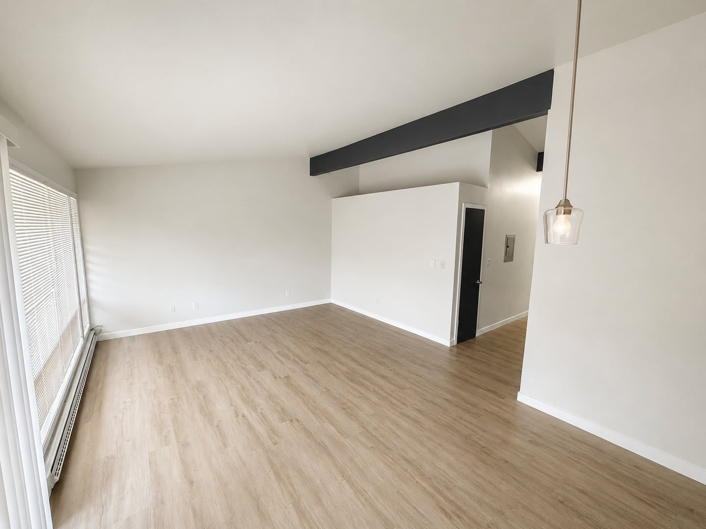 Bright 1 Bed 1 Bath Apartment For Rent In North Seattle Private Balcony Near Green Lake Northgate – photo 2