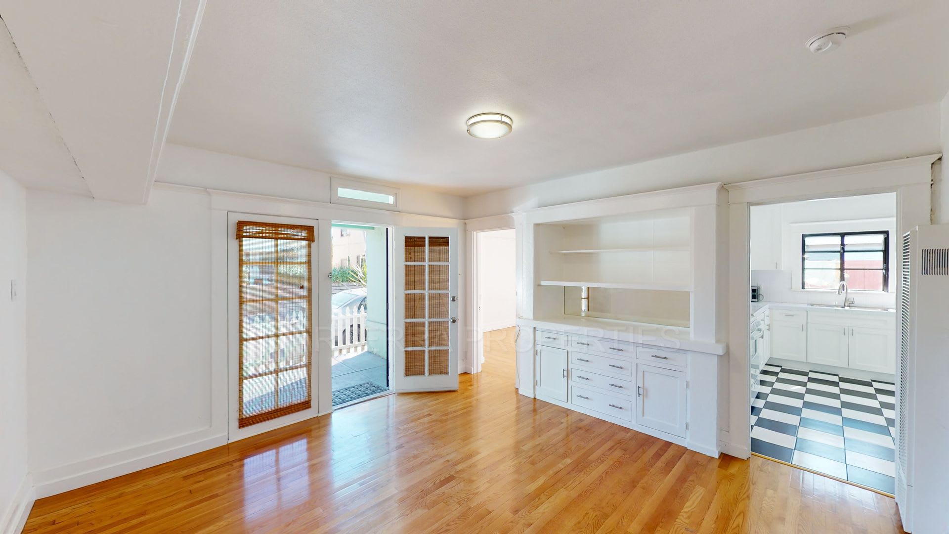 Retro Style Two Bedroom, Centrally Located – photo 5