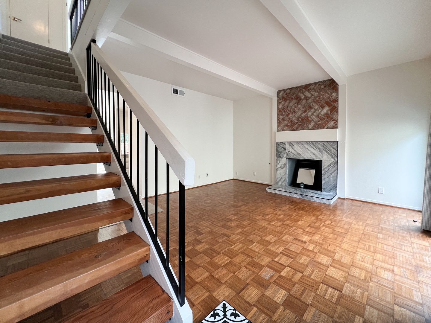 Beautifully Remodeled St. Helena Townhome with Pool Access &amp; 2-Car Garage – photo 3