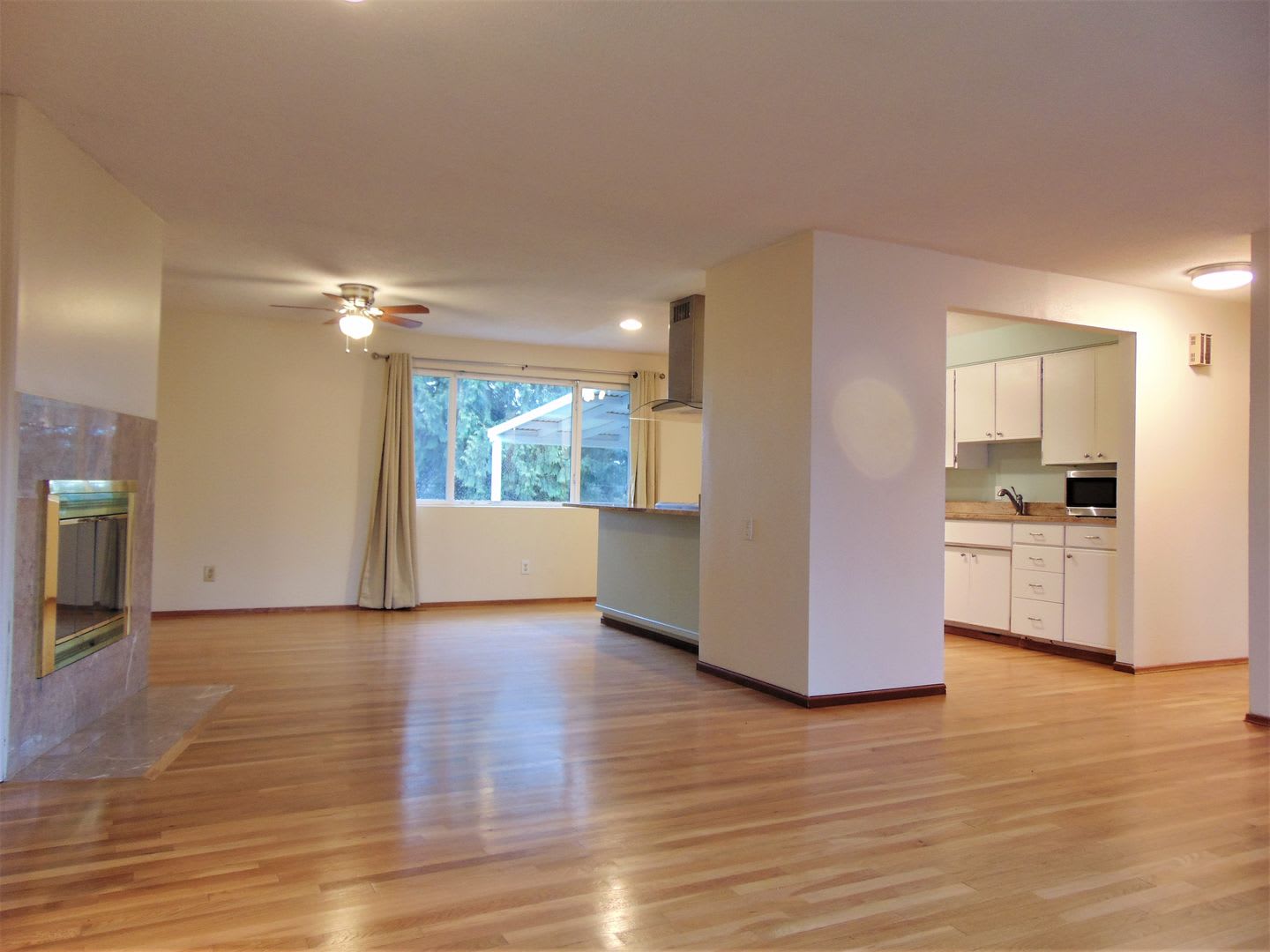 Fantastic 3bd, 1.5ba Rambler Available with Huge Yard! – photo 3